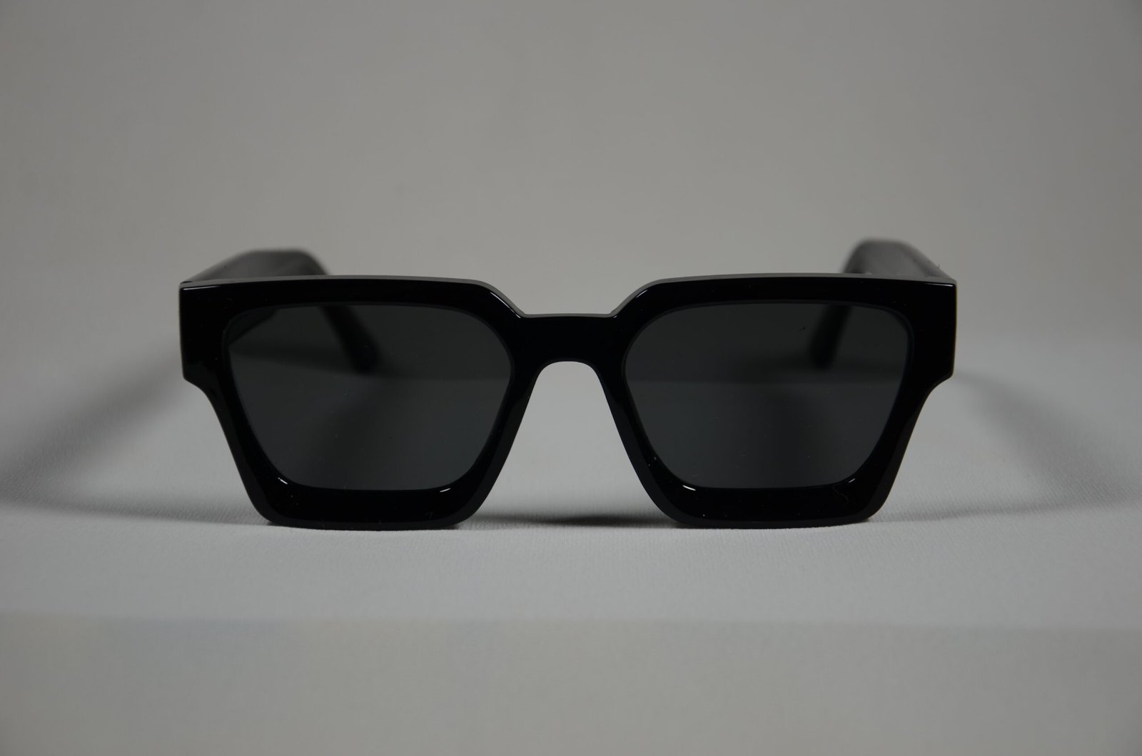 GNRK001 (1) Avenue™ Classic Unisex Sunglasses – Timeless Everyday Frame with Modern Fashion Design - Image 1