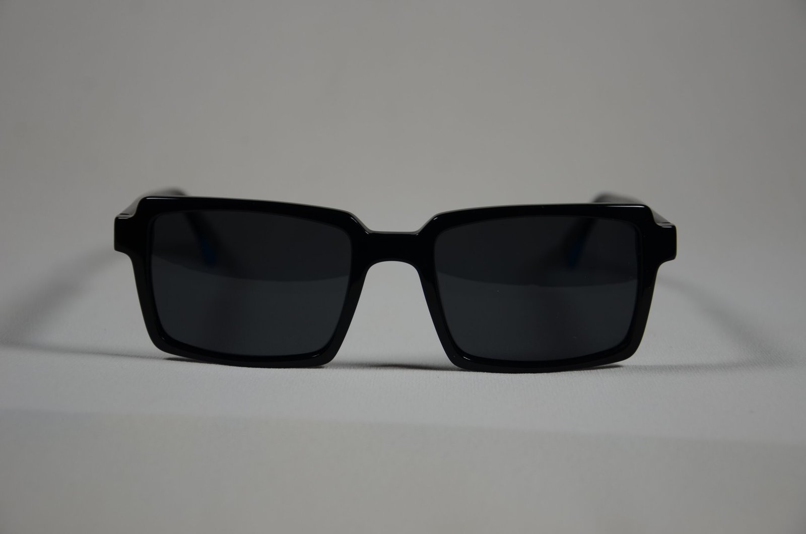 GNRK002 (2) Avenue™ Classic Unisex Sunglasses – Timeless Everyday Frame with Modern Fashion Design 002 - Image 1
